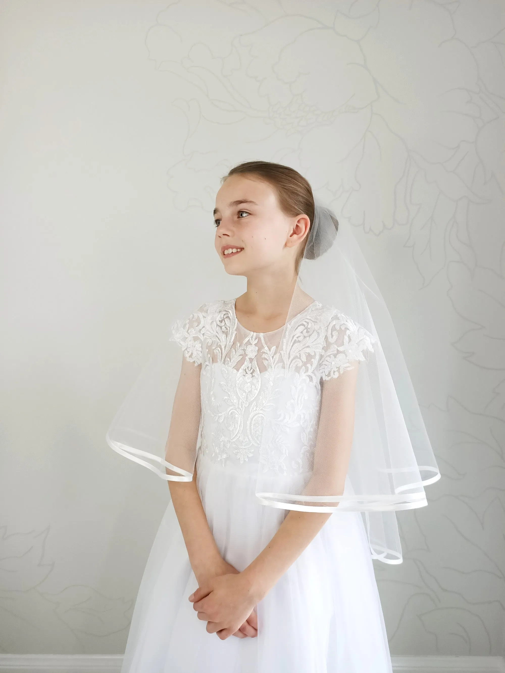 Cascade veil with trim