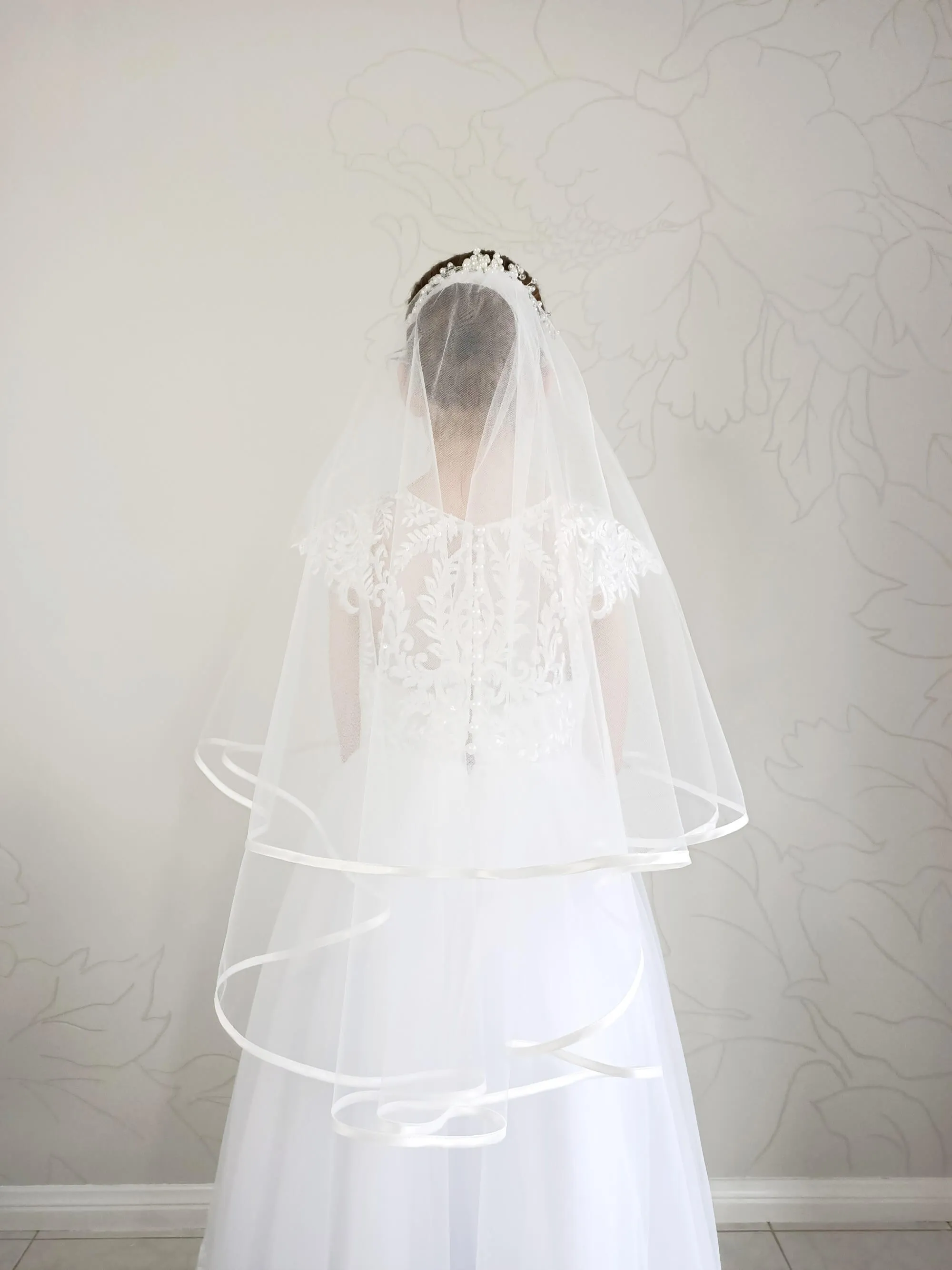 Cascade veil with trim