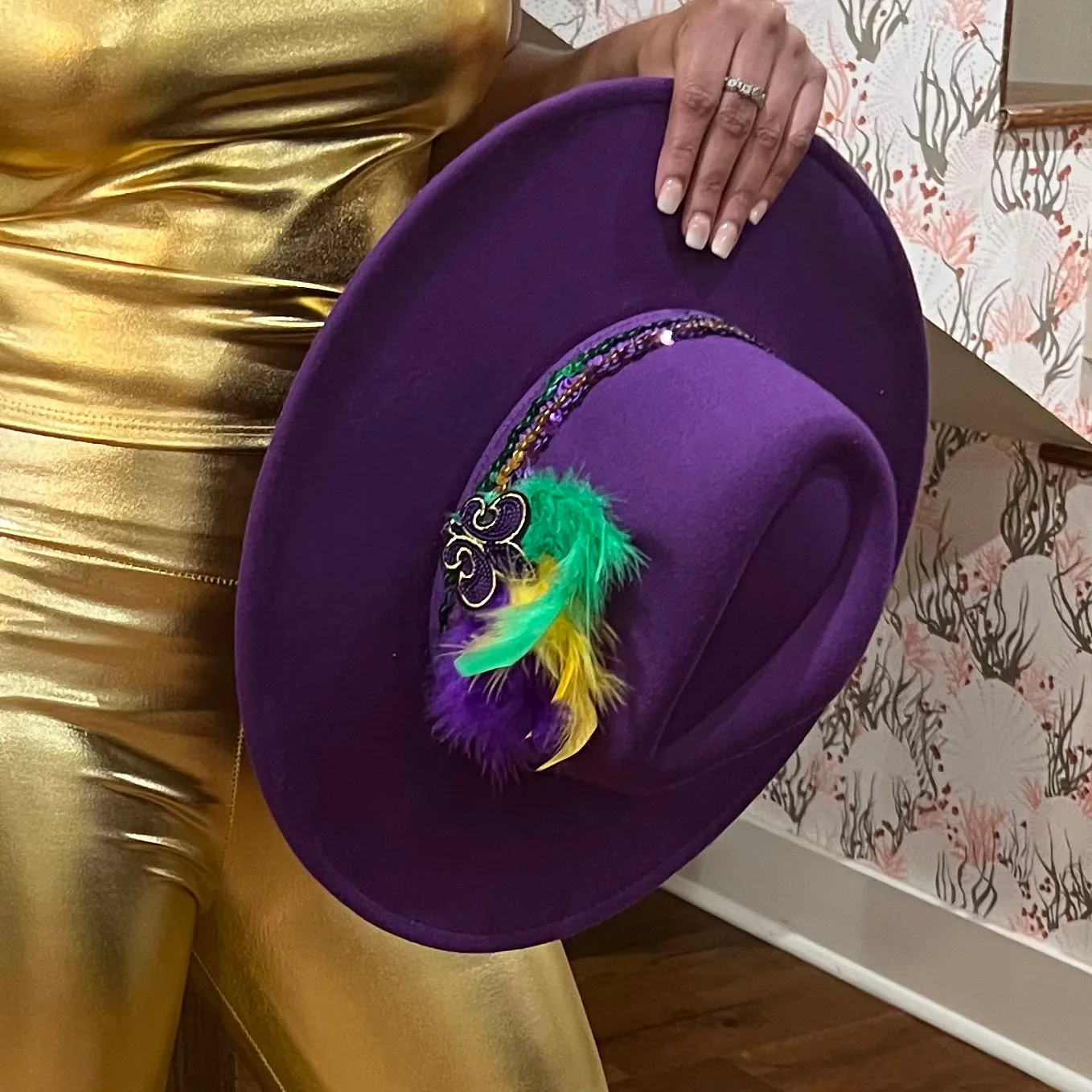 FEATHER WIDE BRIM MARDI GRAS HAT Purple