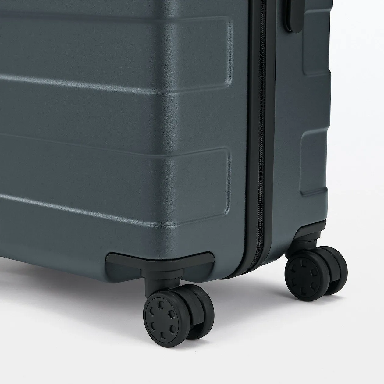 Hard Shell Suitcase - 75L (71.5cm)