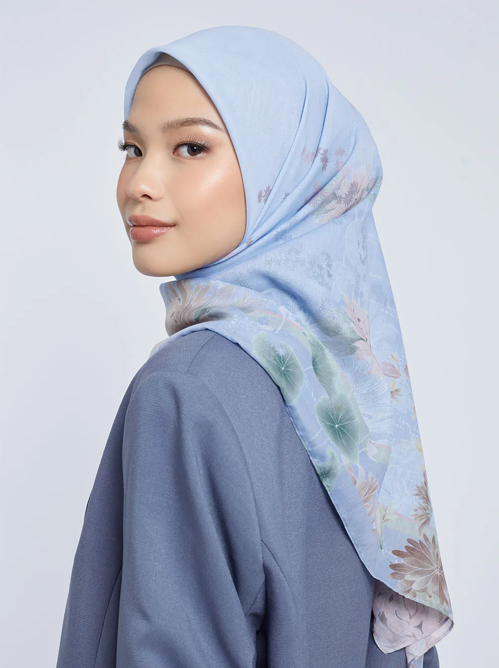 HARUNA FLOWERS SIGNATURE SCARF MISTY BLUE