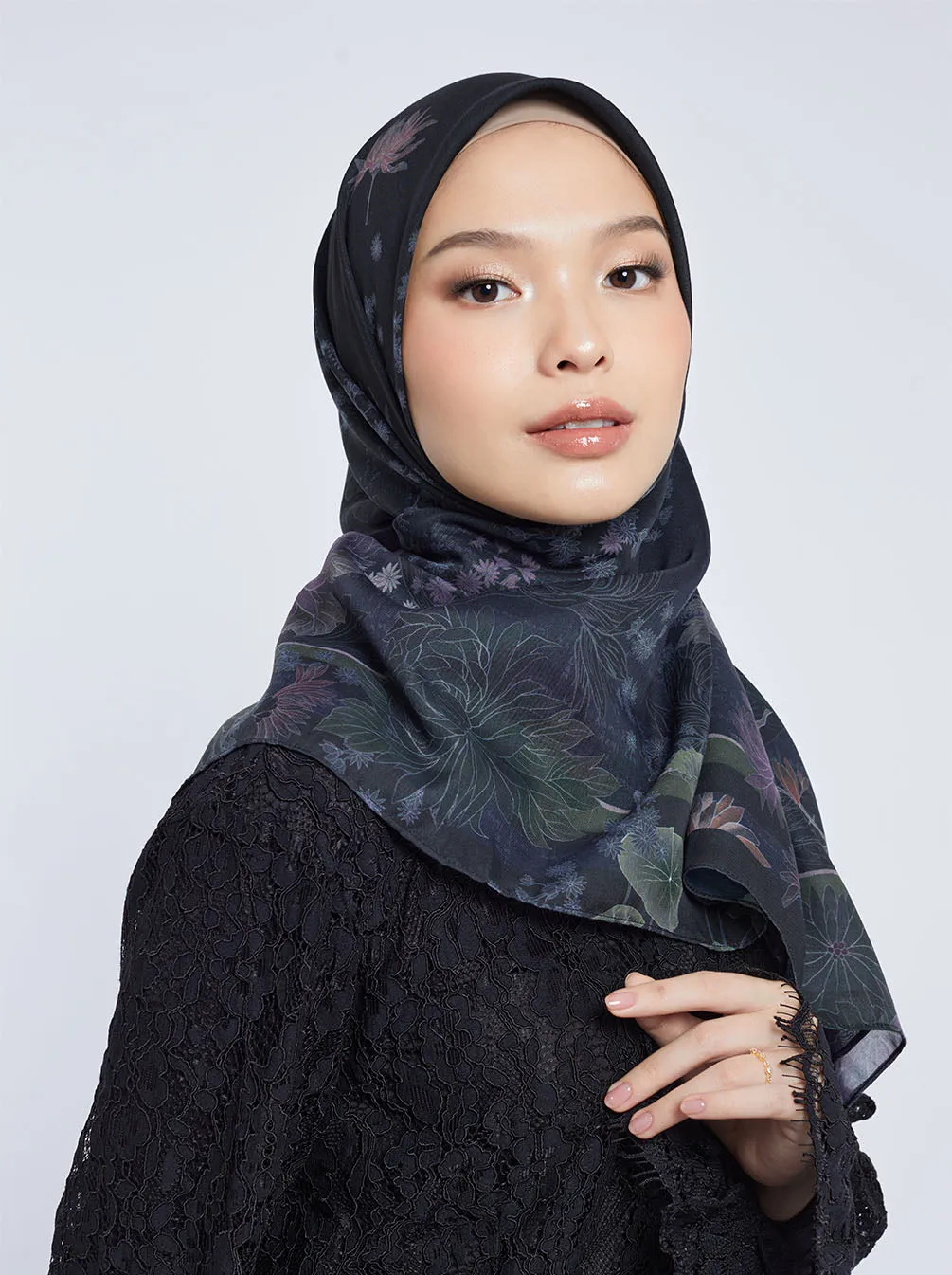 HARUNA FLOWERS SIGNATURE SCARF ONYX