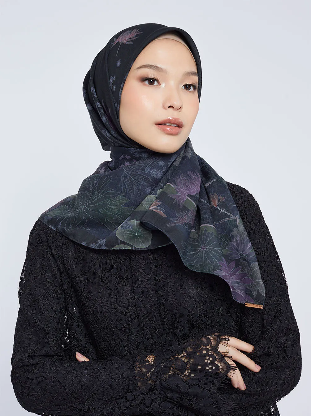 HARUNA FLOWERS SIGNATURE SCARF ONYX